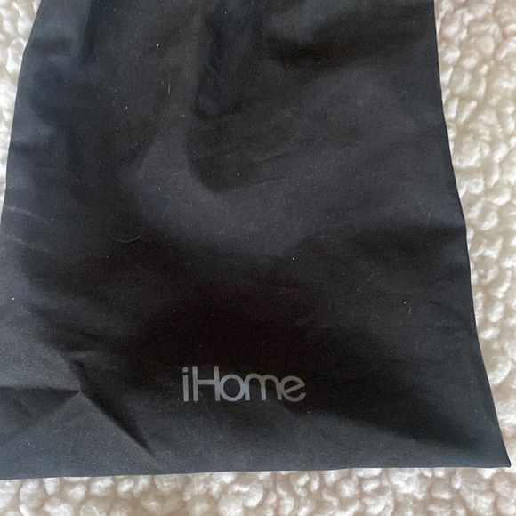 Classic Mini (2” tall) iHome Wired Connection Speaker - Picture 6 of 6
